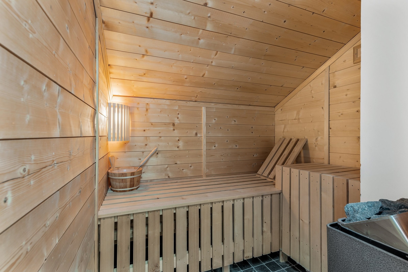 Badstue med tilgang fra badet i 2.etasje. Flislagt gulv. Vegger med trekledning. Himling med trekledning. Naturlig avtrekksventil på vegg. Elektrisk badstueovn. Galleribilde