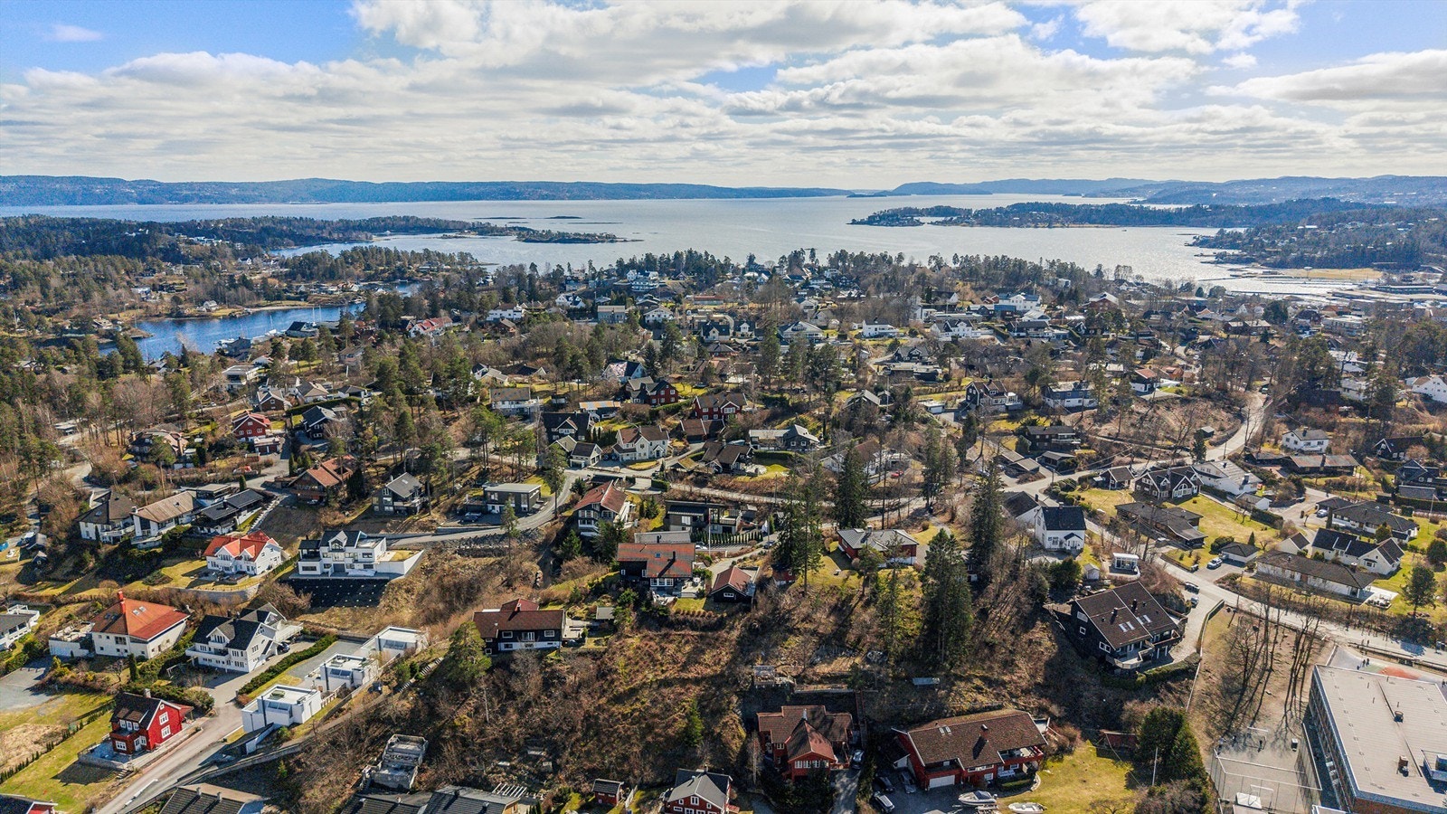 Holmen Senter har et rikt og variert utvalg av fasiliteter og servicetilbud. Det er samtidig kort vei til Asker sentrum og Sandvika Storsenter. Galleribilde