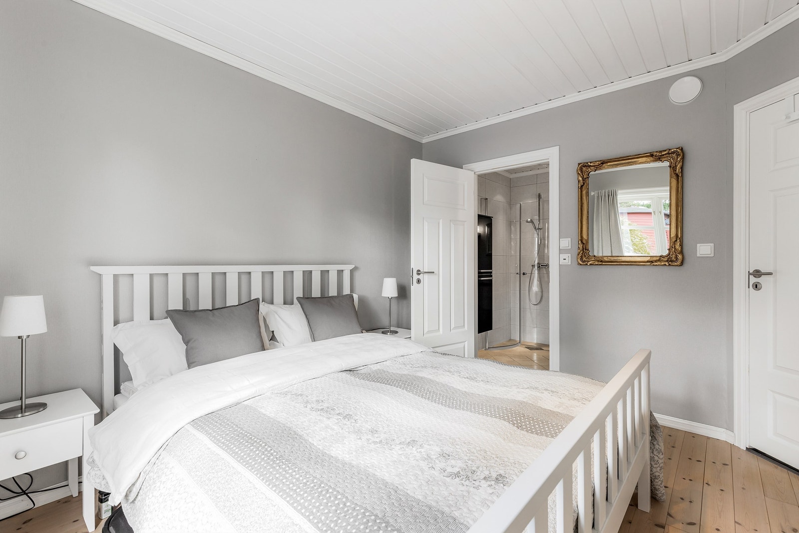 I 1.etasje er det ett soverom med plass til dobbeltseng og garderobeskap. Soverommet har egen tilgang til badet. Galleribilde