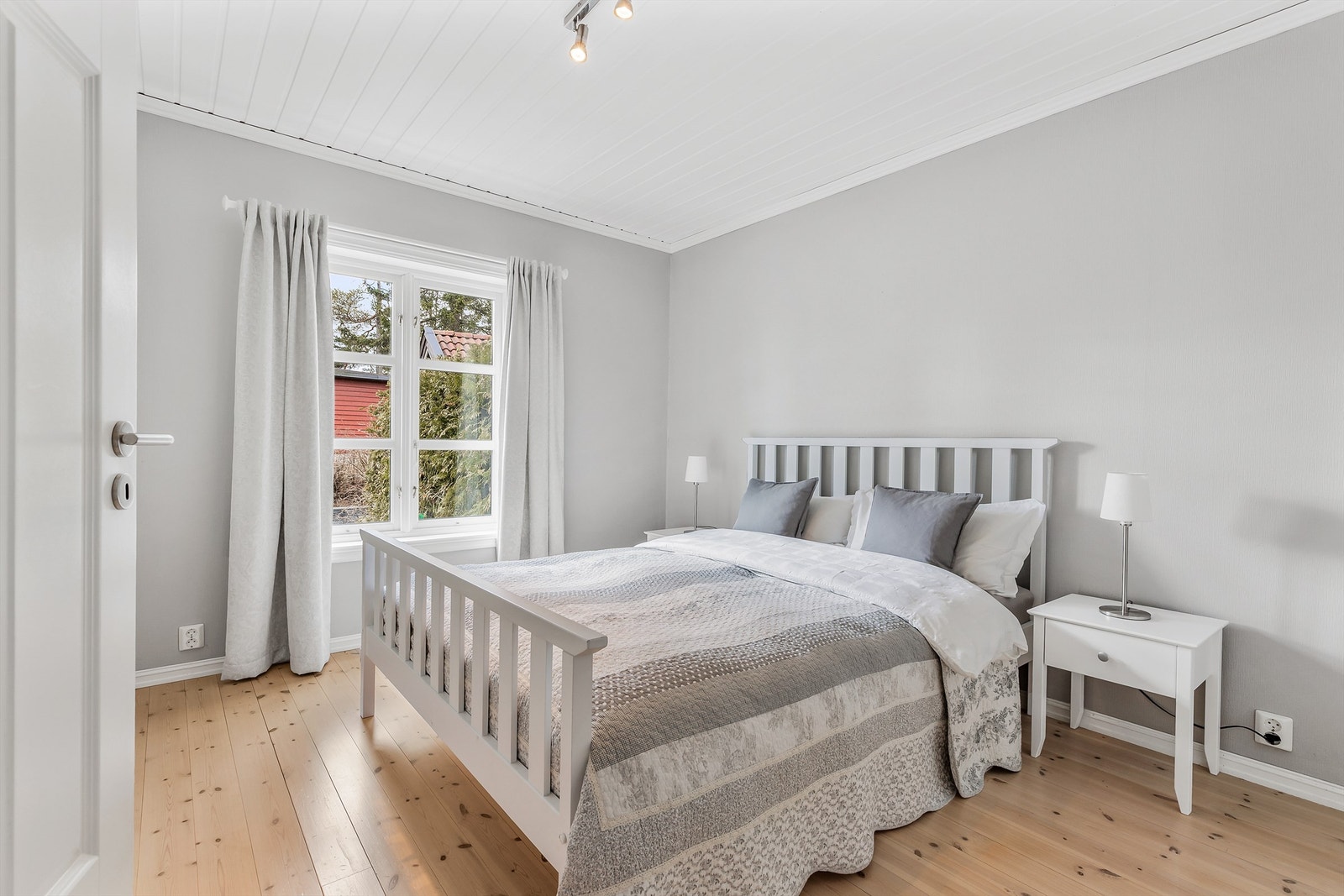 I 1.etasje er det ett soverom med plass til dobbeltseng og garderobeskap. Soverommet har egen tilgang til badet. Galleribilde