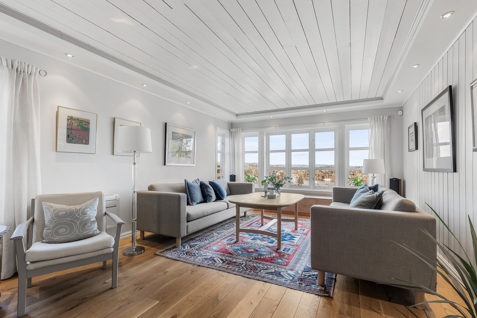 Lys og fin stue med god plass til sittegruppe og TV-område. Fra stuen er det delvis åpen løsning mot spisestuen og vinterhagen. Galleribilde