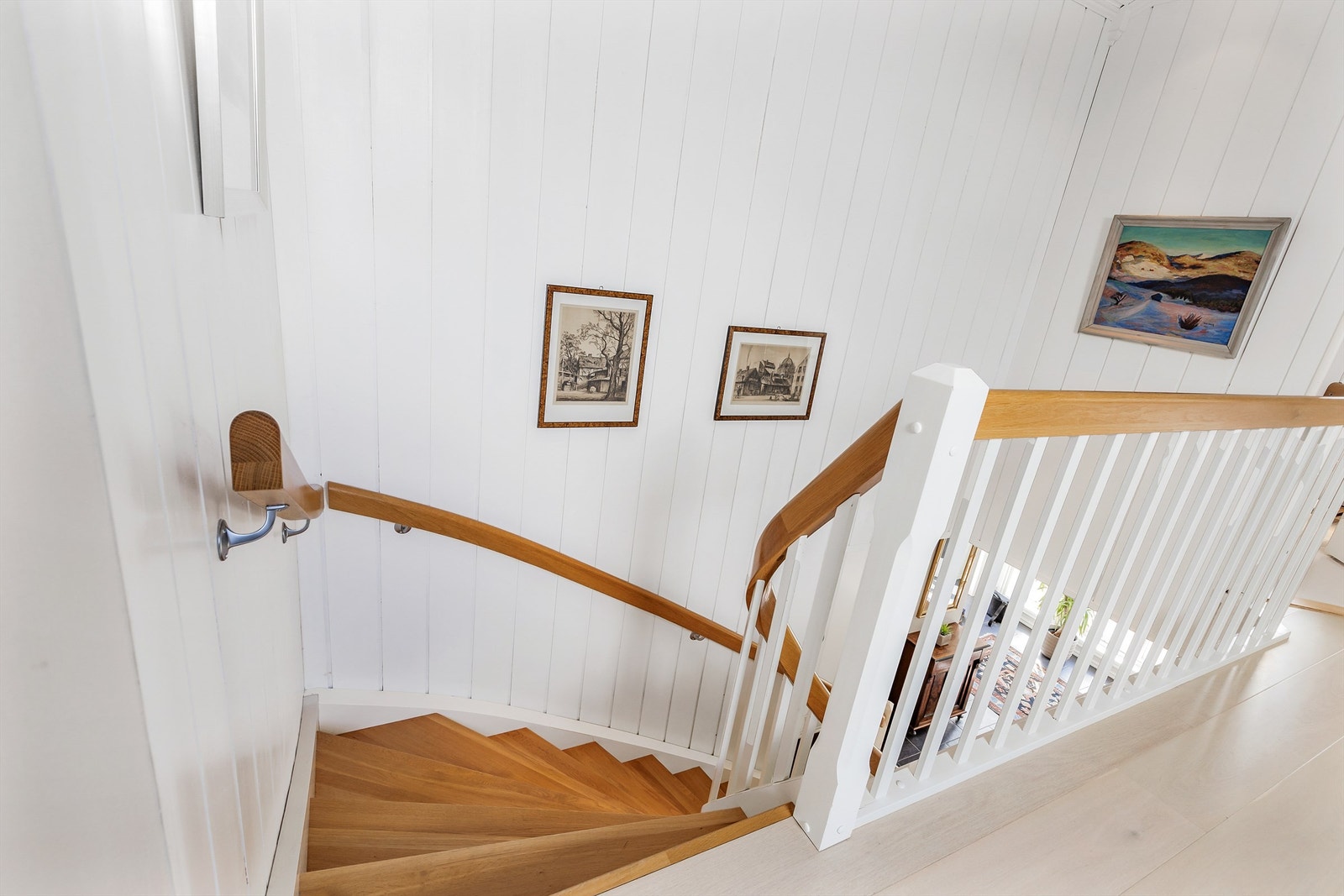 Opp trappen til 2.etasje kommer du til loftstuen. Galleribilde