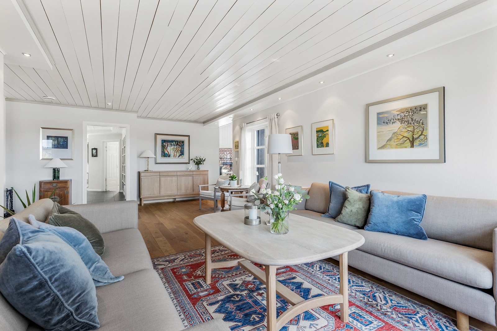 Lys og fin stue med god plass til sittegruppe og TV-område. Fra stuen er det delvis åpen løsning mot spisestuen og vinterhagen. Galleribilde