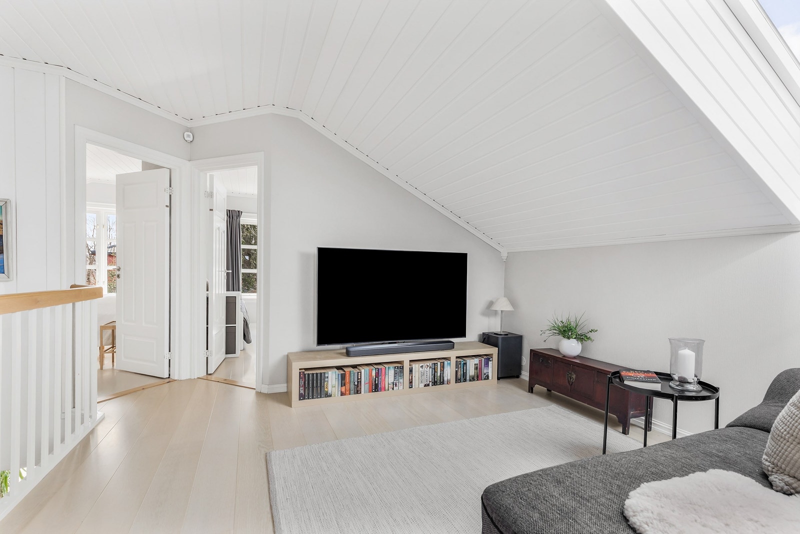 Loftstuen har plass til sittegruppe og TV-område. Herfra er det tilgang til badet og etasjens tre soverom. Galleribilde