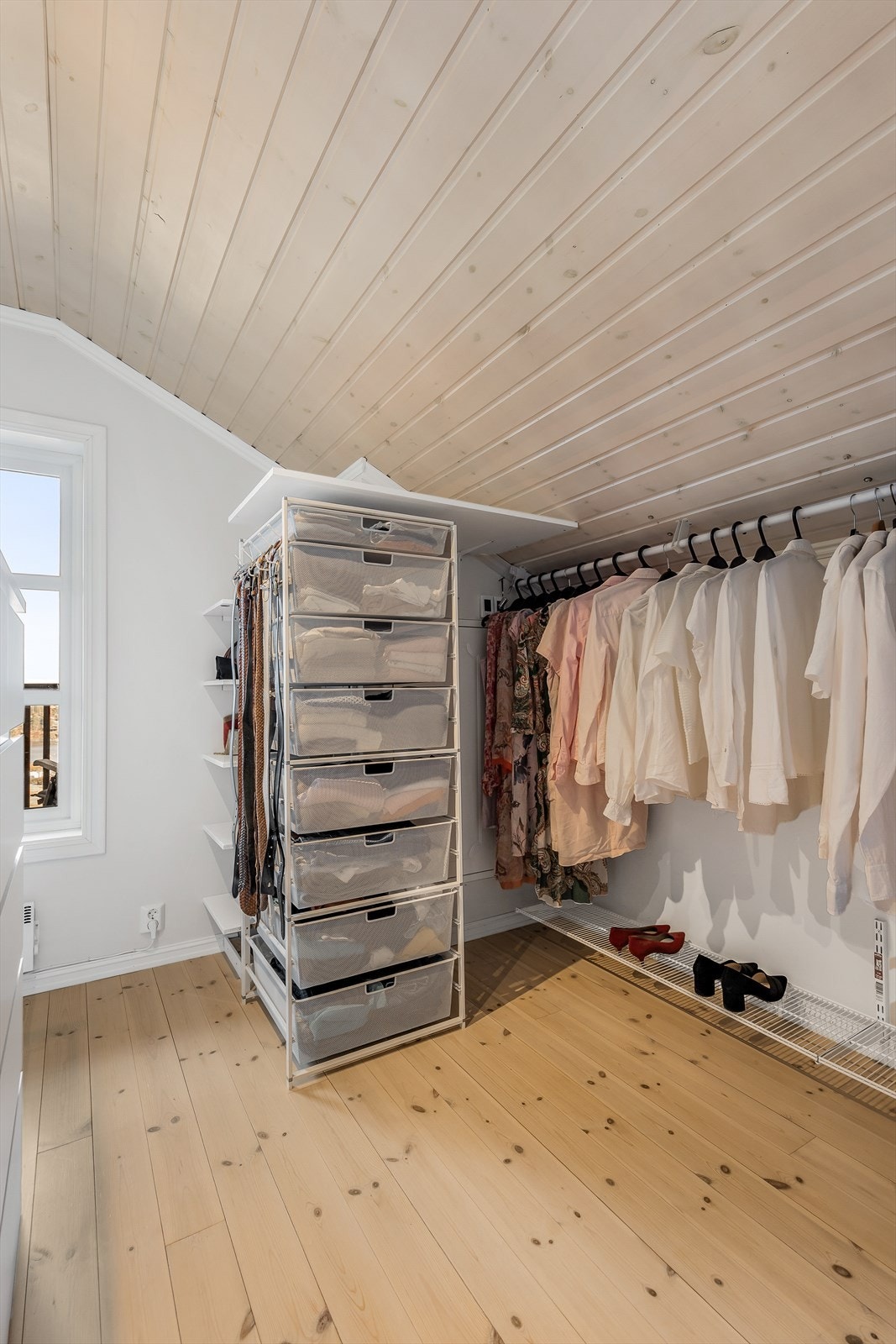Omkledningsrommet med tilgang fra hovedsoverommet. Innerst til høyre er inngangen til en mindre bod. Galleribilde