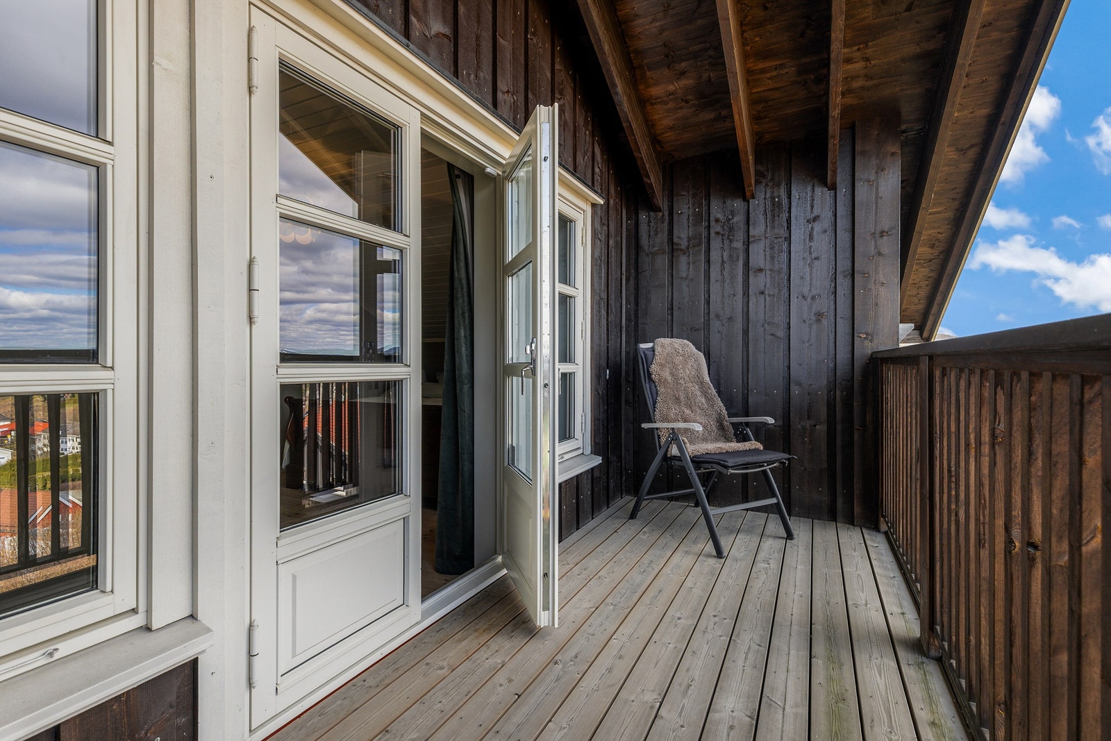 På terrassen med tilgang fra hovedsoverommet er det plass til stoler og et mindre kafébord. Galleribilde