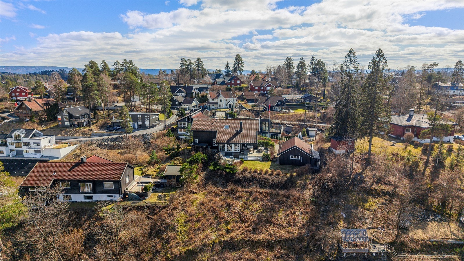 Eiendommen ligger i en rolig blindvei, kun 500 meter fra sjøen, i et idyllisk og attraktivt villastrøk på Mellom-Nes i Asker kommune. Usjenert beliggenhet med fantastisk utsikt. Galleribilde