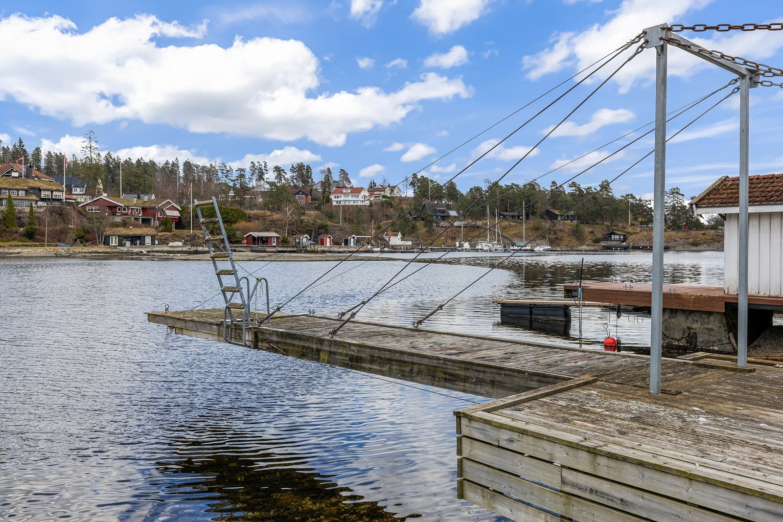Med boligen følger egen strandparsell i gangavstand med brygge, gnr. 39, bnr. 594. Galleribilde