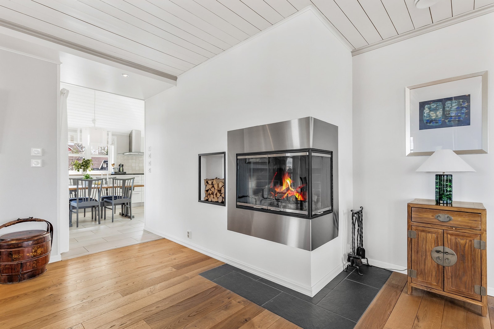Flott, integrert peisovn mellom stuene for ekstra varme og hygge på kjølige dager. Galleribilde