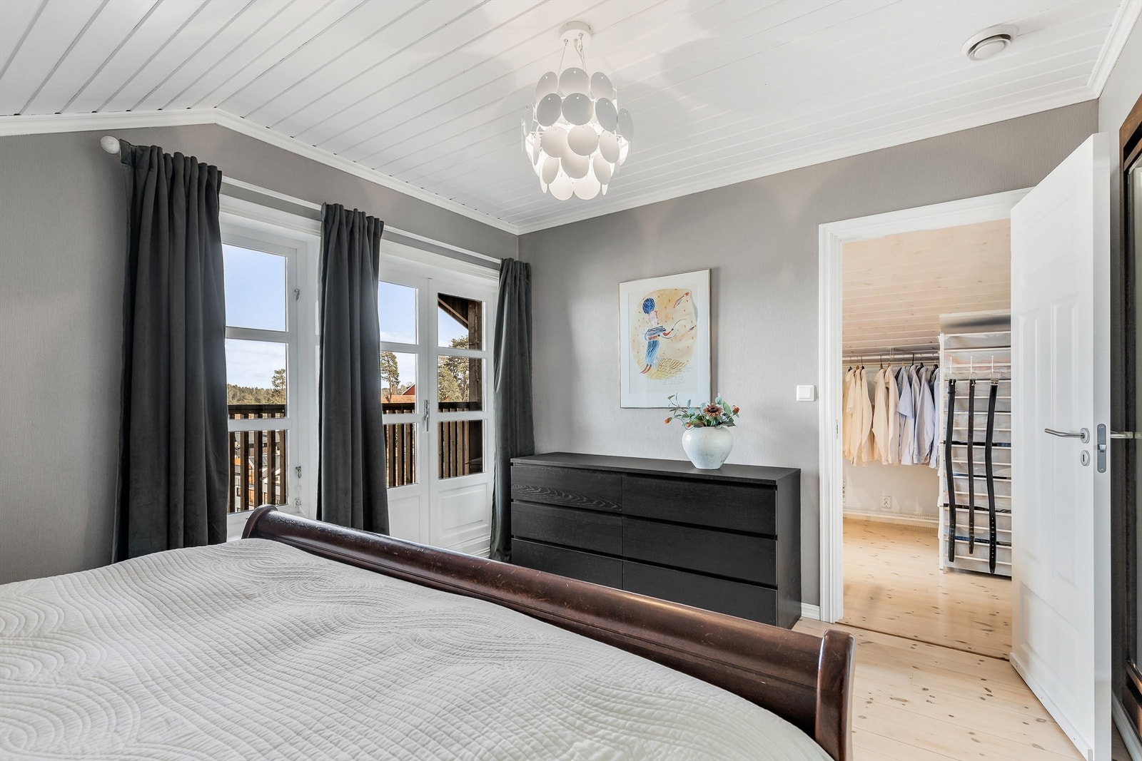 I 2.etasje er det tre soverom. Hovedsoverommet har eget omkledningsrom med tilgang til mindre bod, samt utgang til egen terrasse med en fantastisk utsikt å starte dagen til. Galleribilde