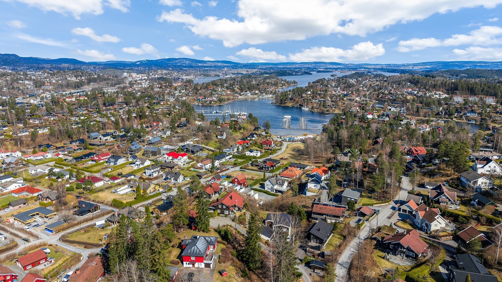 Eiendommen ligger i en rolig blindvei på en solrik kolle med fantastisk utsikt, kort vei fra sjøen, i et idyllisk og attraktivt villastrøk Galleribilde
