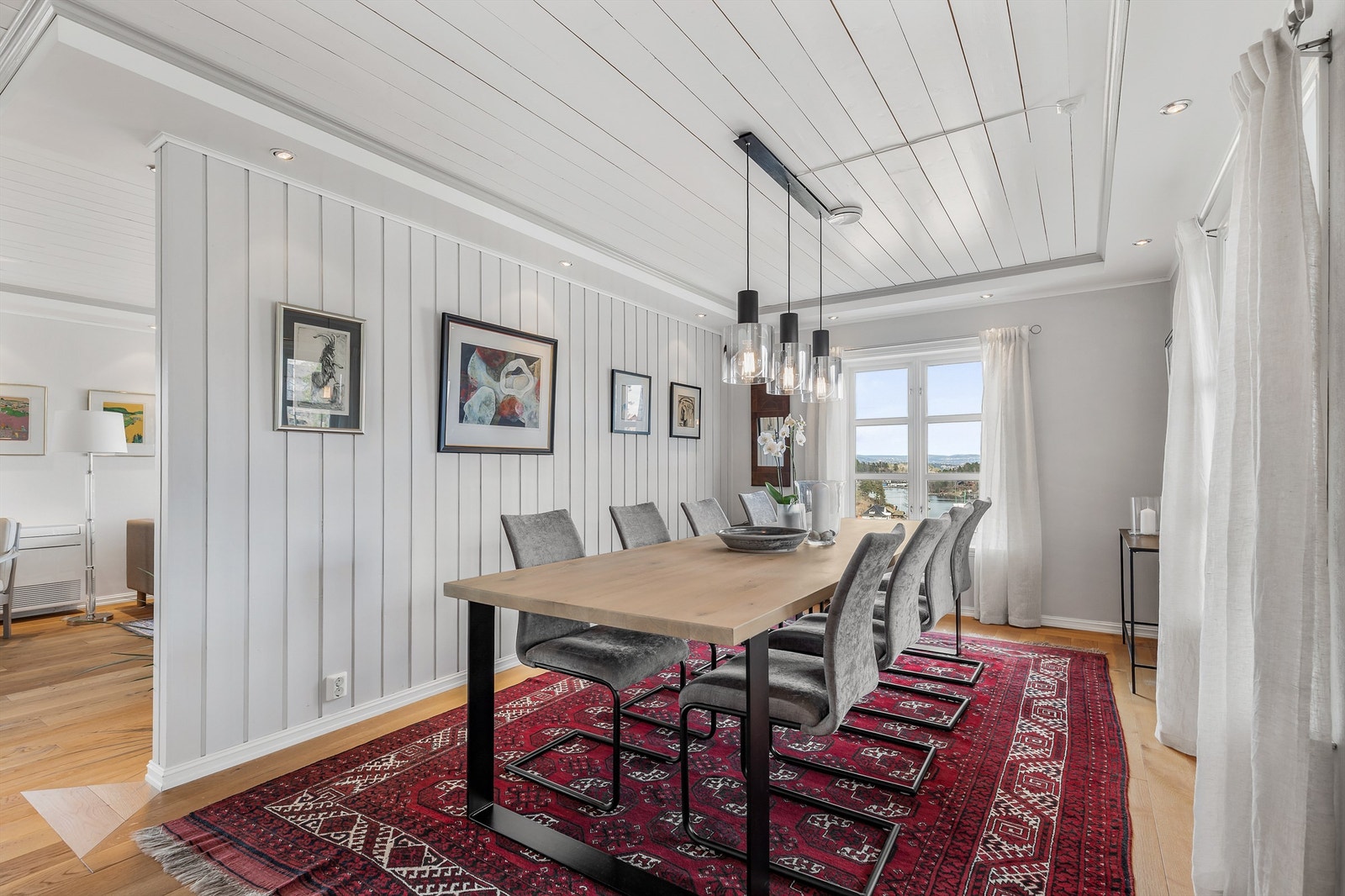 Spisestue med god plass til stort spisebord. Den delvis åpne løsningen mellom spisestuen og kjøkkenet skaper en sosial atmosfære når lager mat og har gjester eller er med familien. Galleribilde