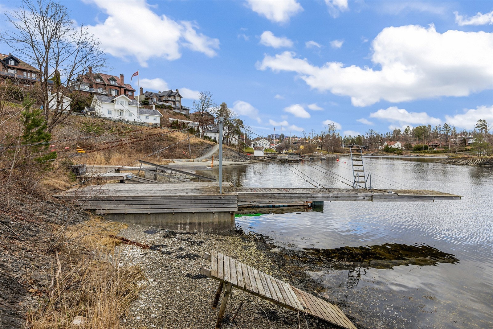 Med boligen følger egen strandparsell i gangavstand med brygge, gnr. 39, bnr. 594. Galleribilde