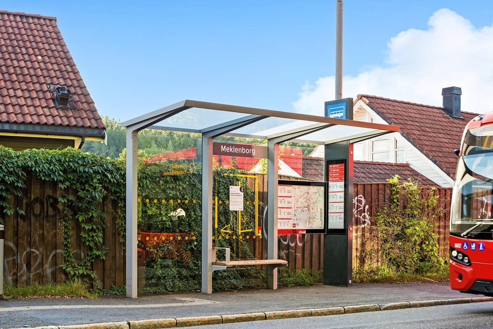 Busstasjon rett ved boligen Galleribilde