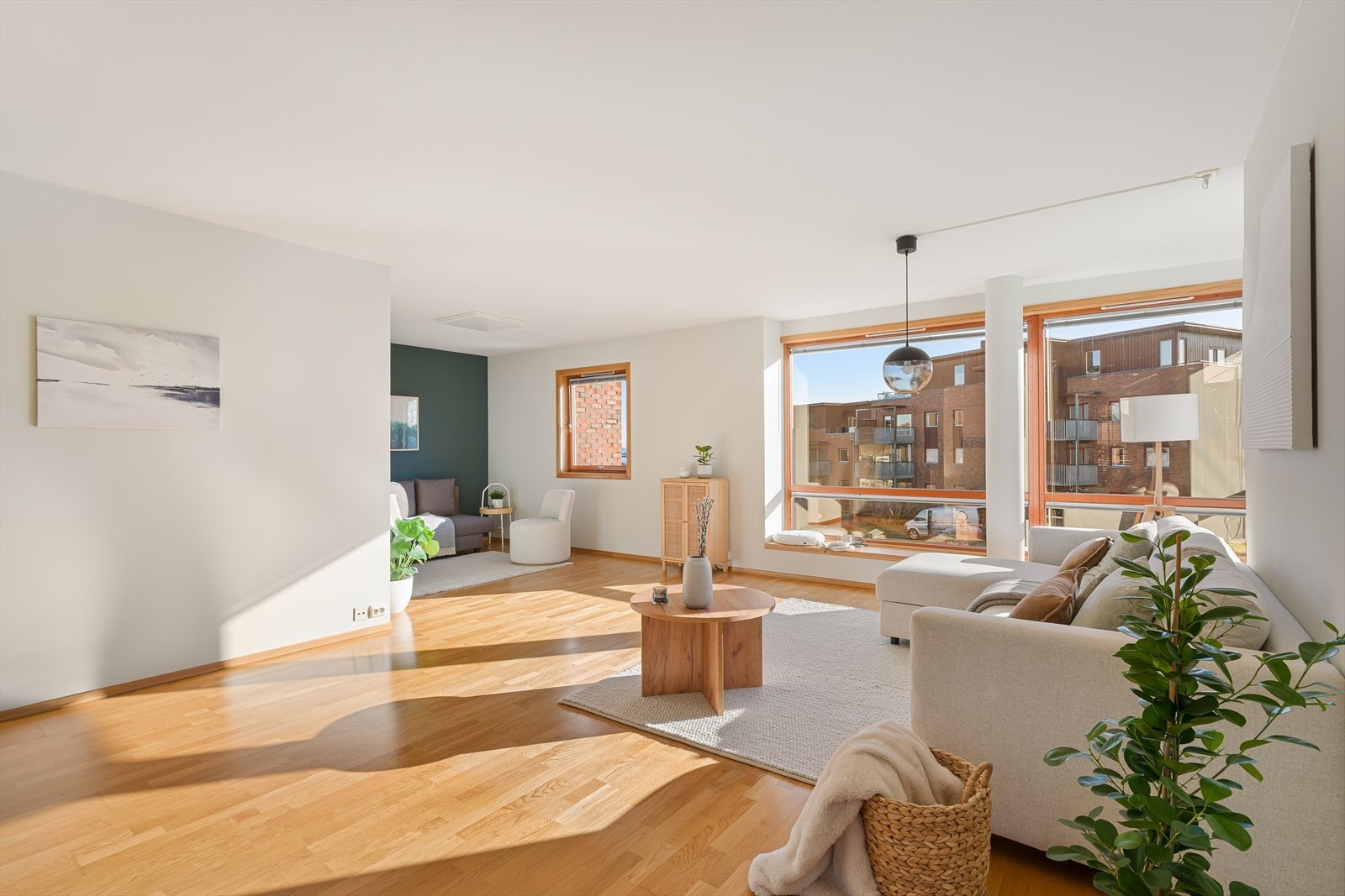 Lys og åpen stue med god plass til både sofa og spisegruppe. Store vindusflater gir flott lysinnslipp og en luftig atmosfære. Galleribilde