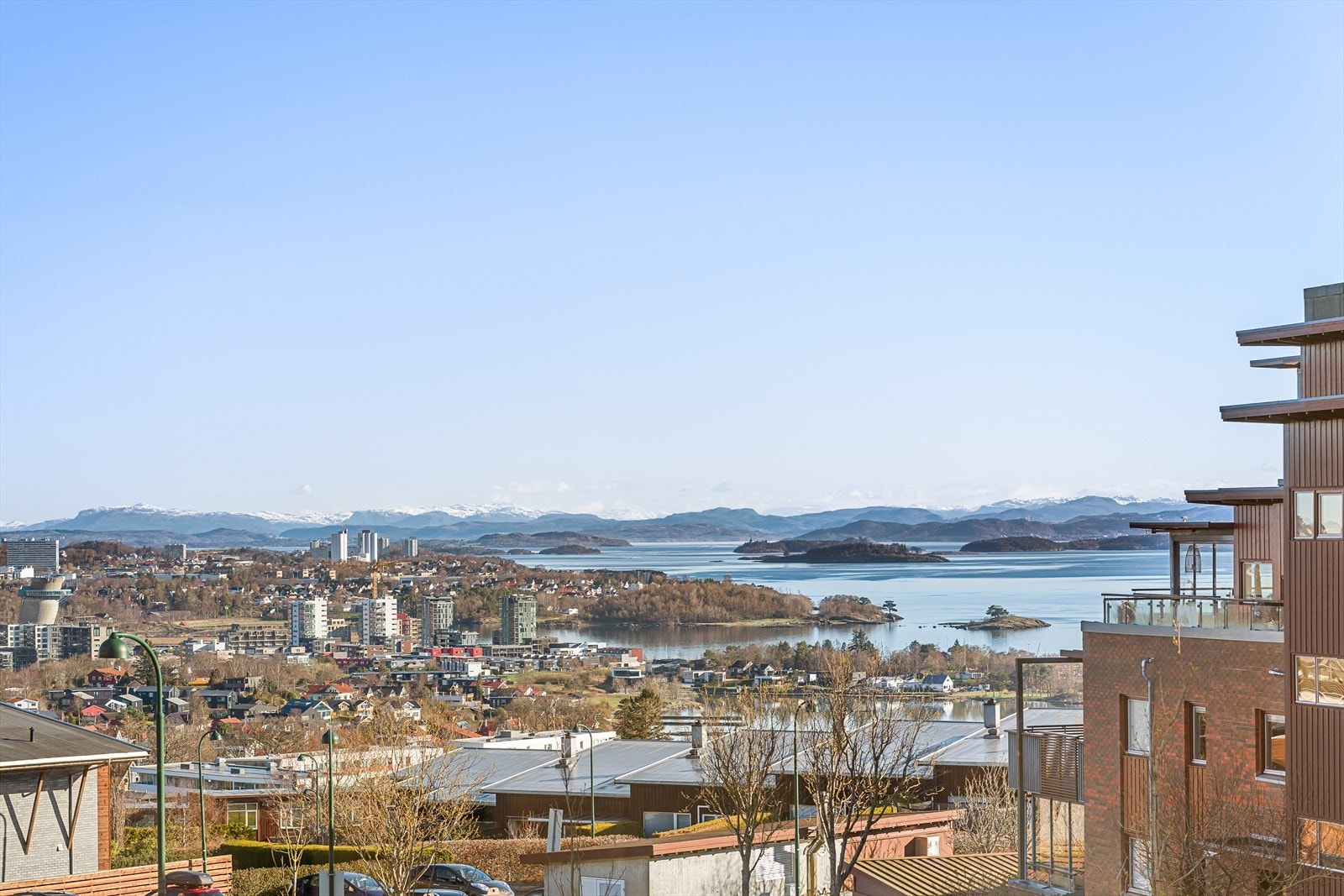 Flott utsikt fra leiligheten mot fjord og fjell. Galleribilde