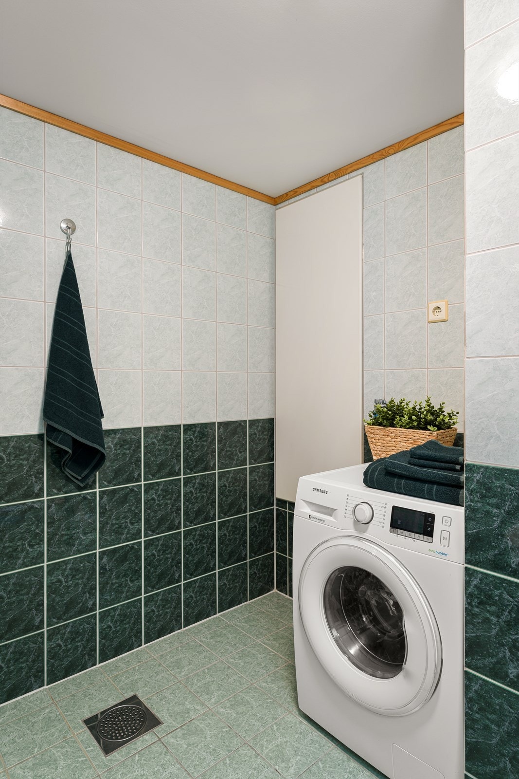 Det er opplegg til vaskemaskin på badet. Galleribilde