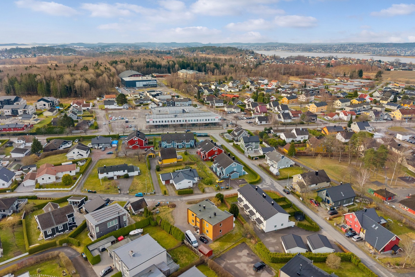 For tur og rekreasjon finnes det flere fine nærområder, blant annet Essoskogen, Ilebrekkeskogen og området rundt Bekketjønnmyra og Søndre Slagen kirke. Galleribilde