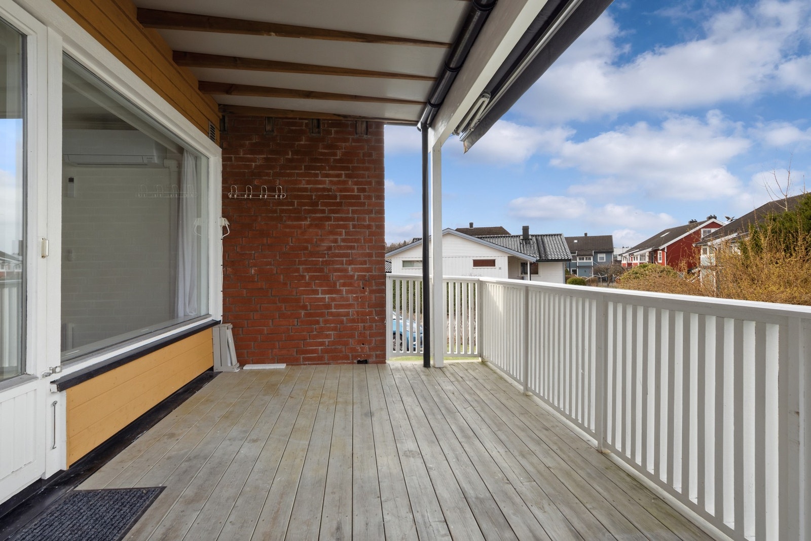Veranda på ca 11 m2 med tilgang fra stue. Galleribilde