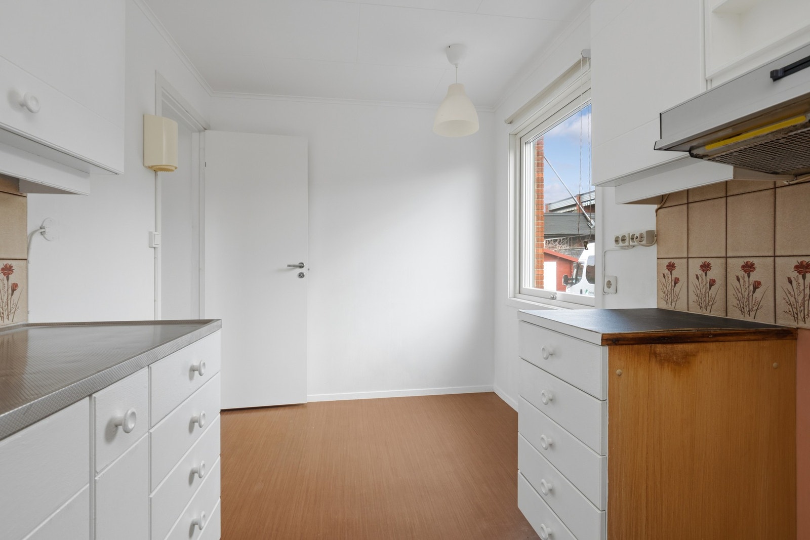 Benkeplate med fliser over benk.
Stål oppvaskbenk. Galleribilde