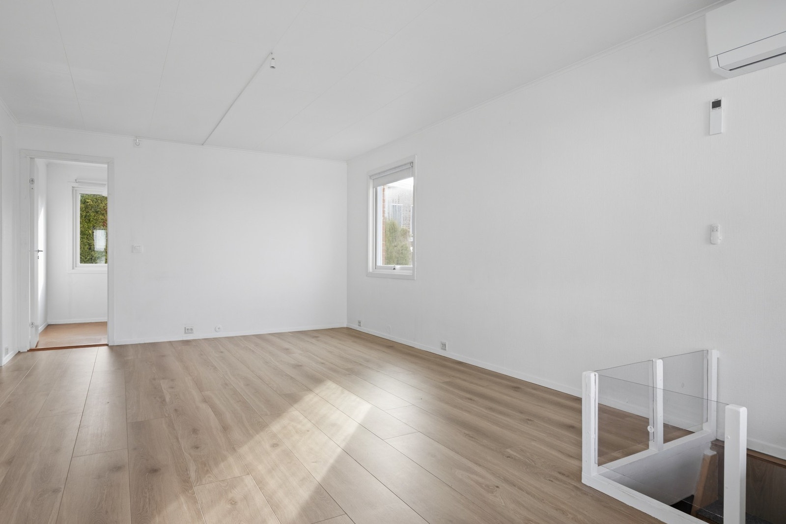 Stuen er stor og fin med en sosial dynamikk med god plass til spisestue og sofaløsning med tilhørende møblement. Galleribilde
