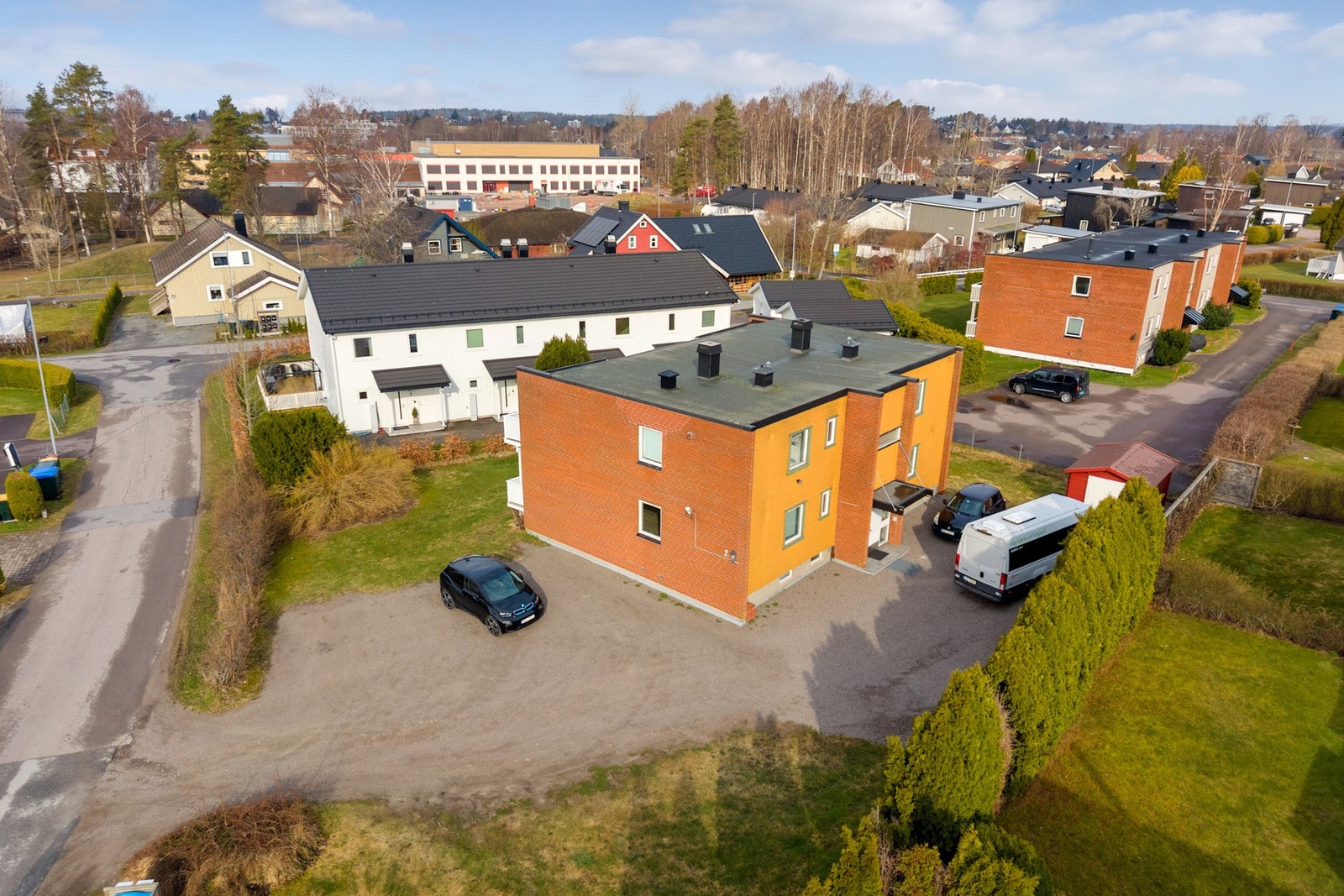 Tolvsrød har også gode idretts- og fritidstilbud, og er et veletablert boområde med nærhet til både servicetilbud og natur. Galleribilde