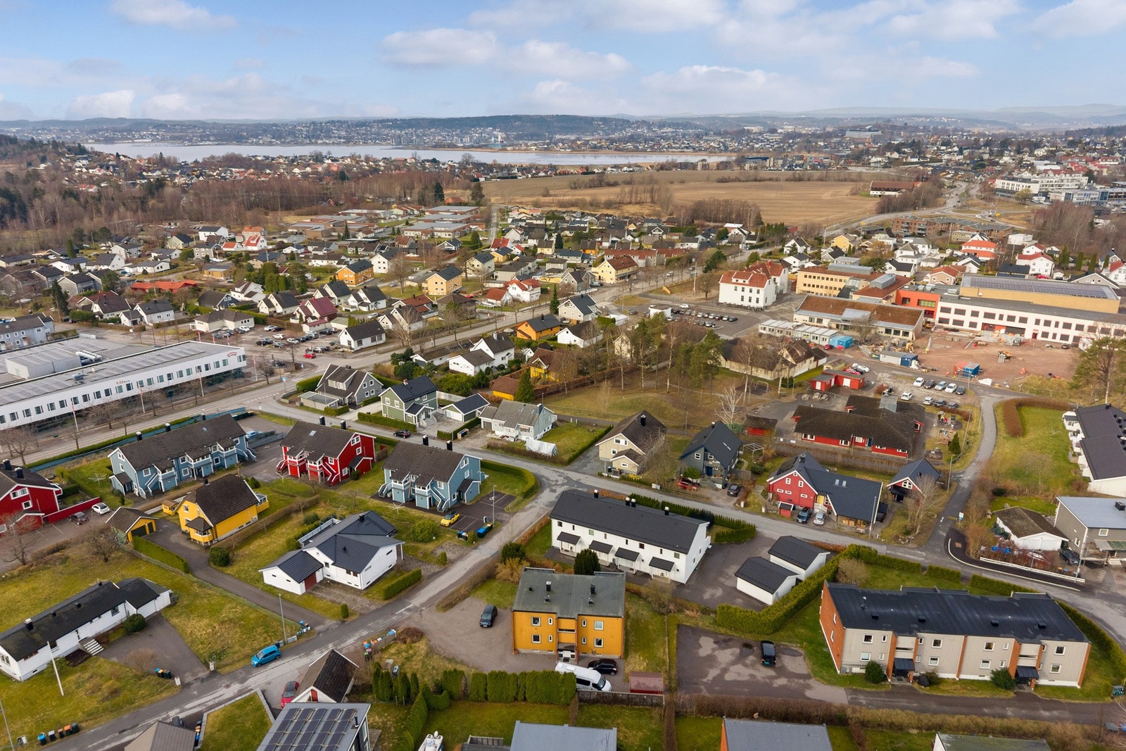 Ønsker man badeliv, ligger Ringshaugstranda i kort avstand, med sandstrand, steinmolo, badetrapp og gresslette. Galleribilde