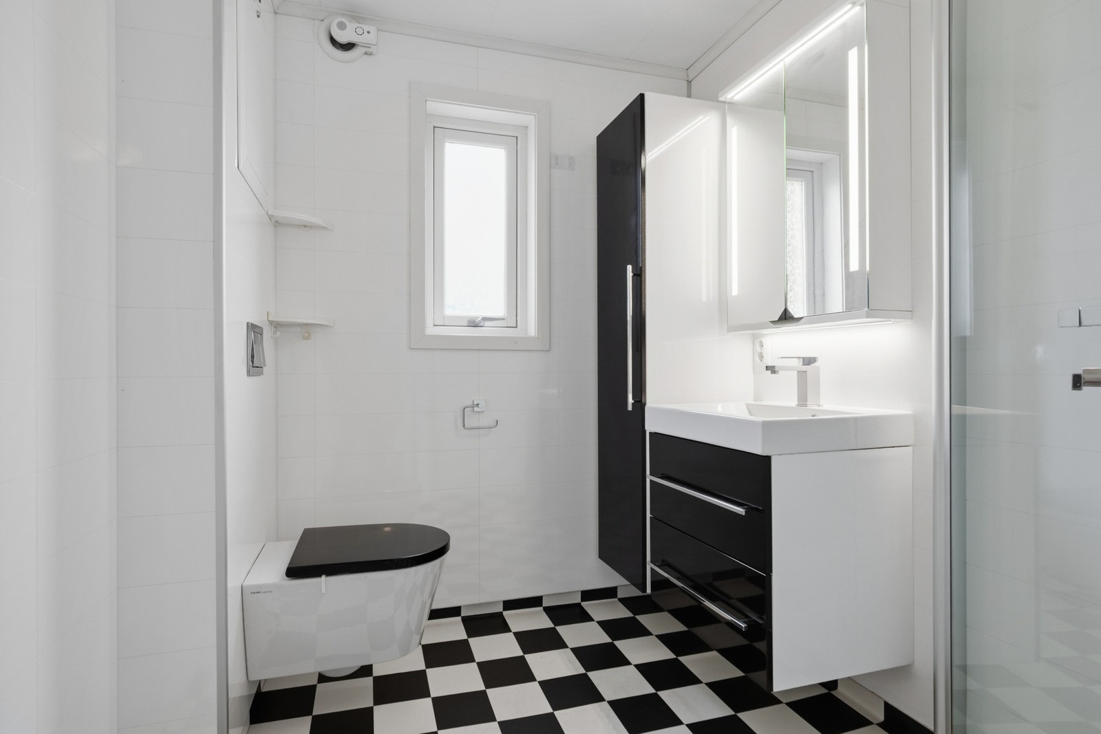 Badet er fra 2016 og har vinylbelegg på gulv, baderomsplater på vegger og takessplater i innvendig tak. Galleribilde