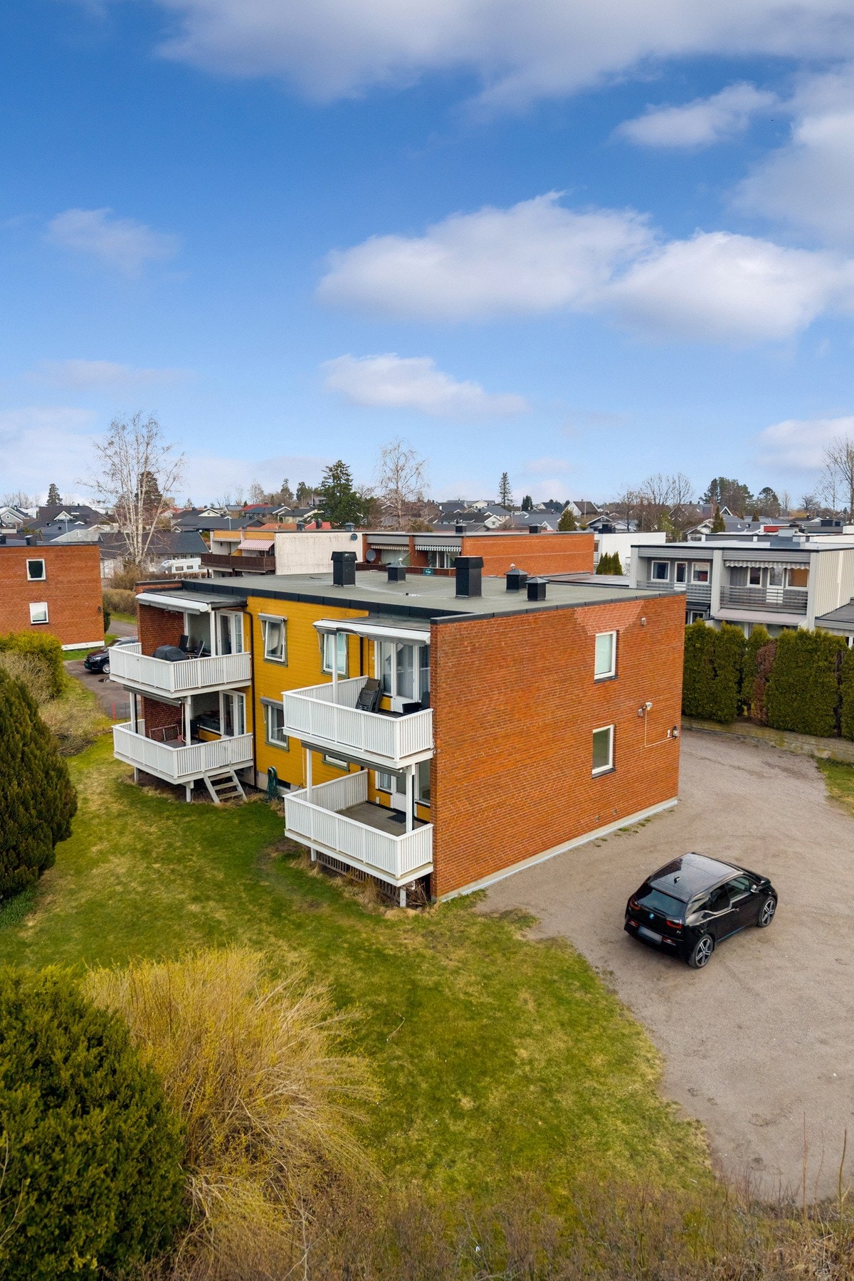 Eiendommen ligger i et attraktivt og barnevennlig boligområde på Tolvsrød, ca. 3,7 km fra Tønsberg sentrum. Området er rolig og familievennlig, med gangavstand til barnehager, barne- og ungdomsskole samt bussholdeplass. Galleribilde