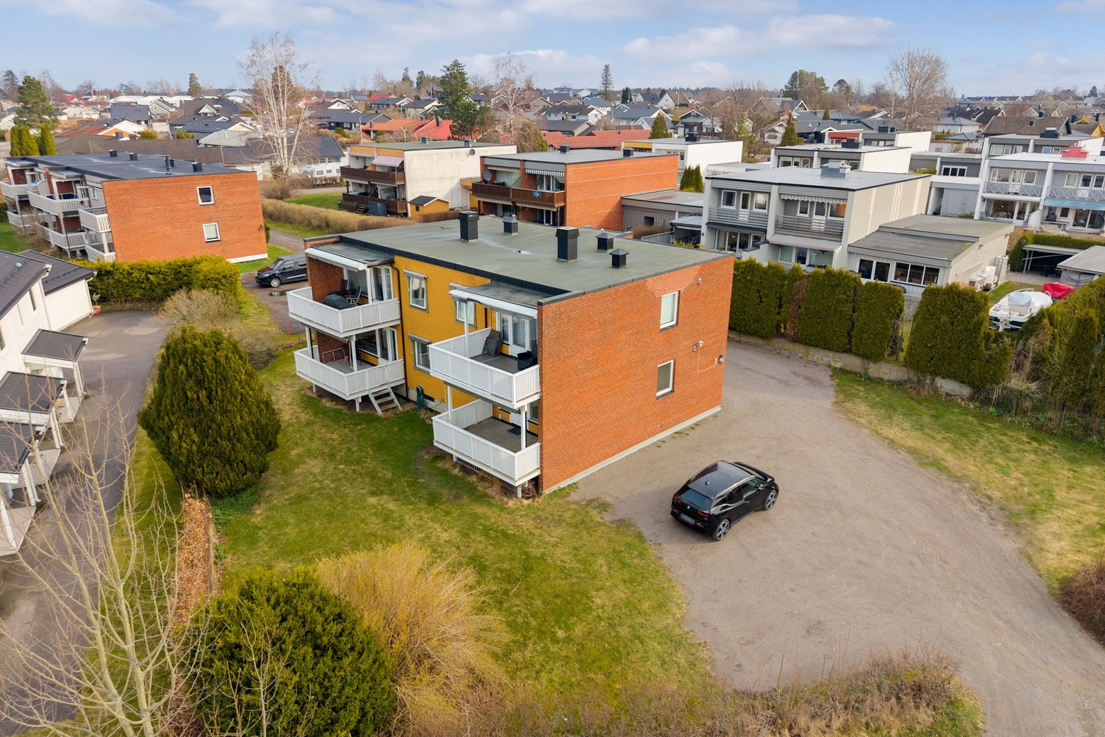 Lys og praktisk leilighet i flermannsbolig beliggende på populære Tolvsrød. Boligen ligger i et etablert og rolig område med nærhet til dagligvare, skoler, barnehager og gode kollektivforbindelser. Galleribilde