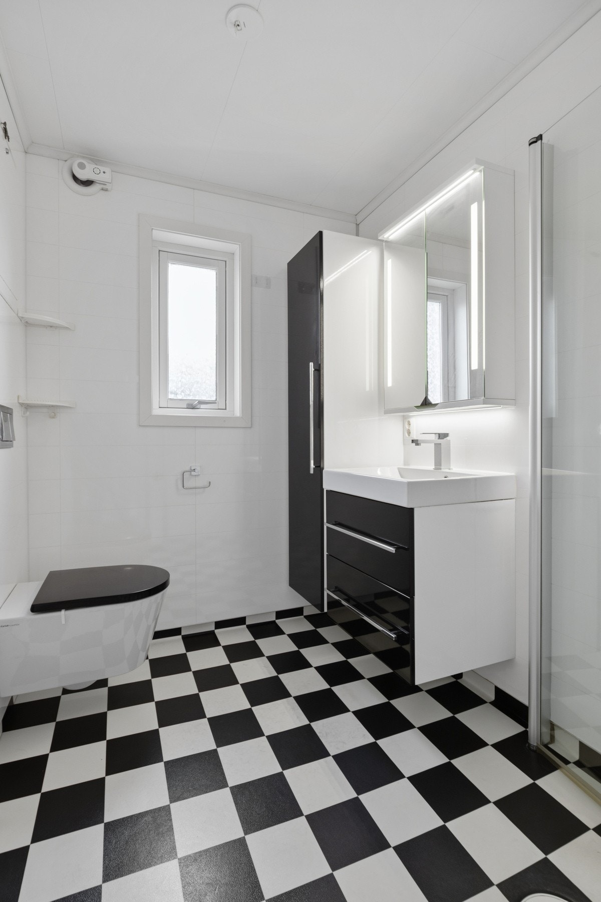 Innredet med servantinnredning, dusjdører og wc. Galleribilde