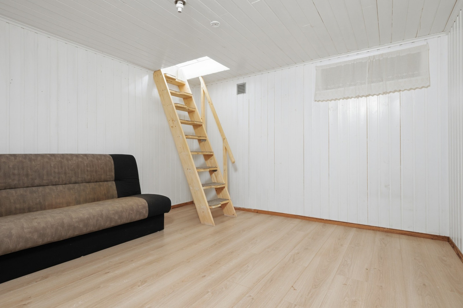 fra stuen er det bygd en trapp ned til kjelleren. Rommet er ikke bruksendret og ikke godkjent for varig opphold. Galleribilde