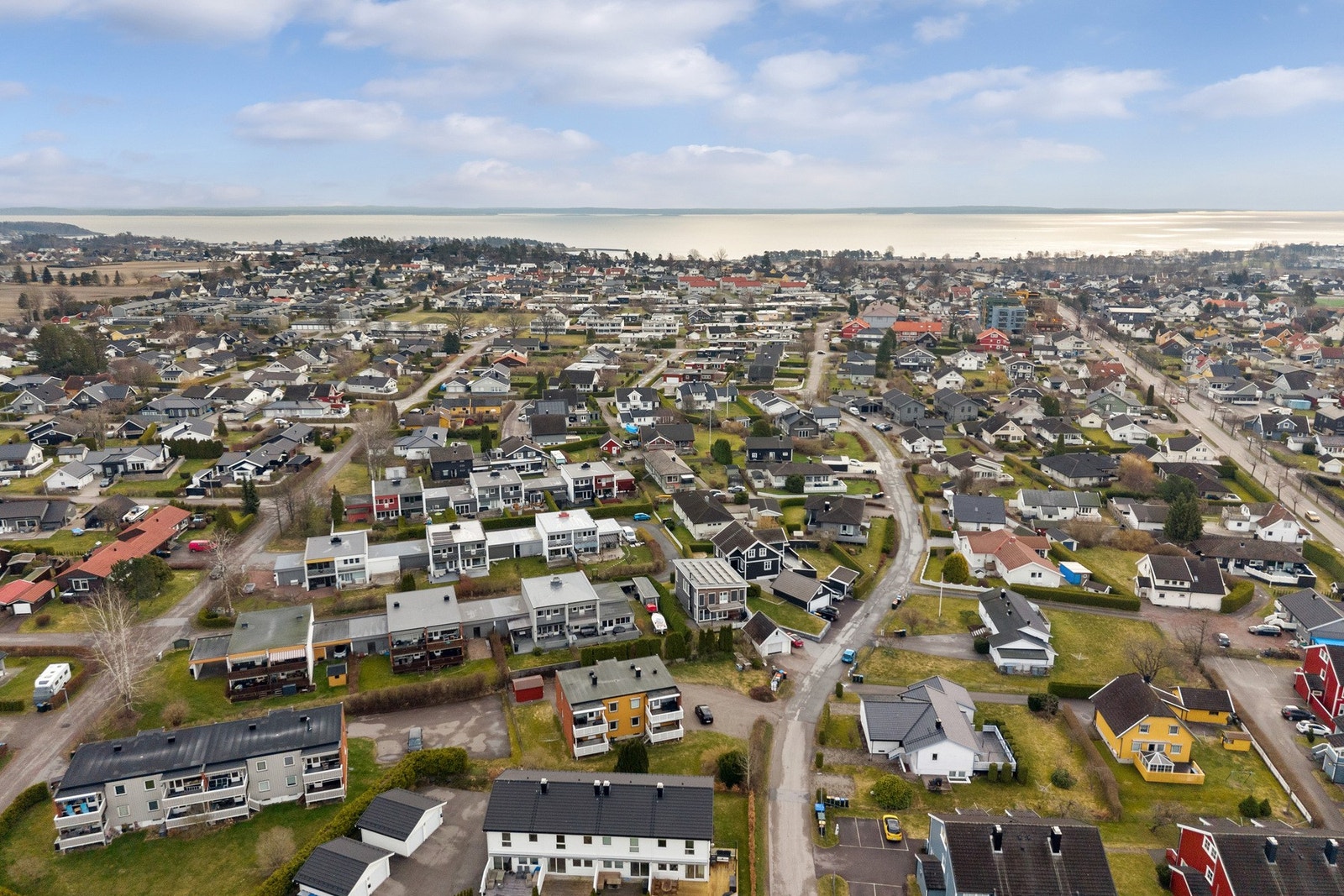 Det er kort vei til dagligvarebutikker som Meny og Coop Extra, samt til Olsrød handelssenter med blant annet treningssenter, svømmehall, Rema 1000 og øvrige butikker. I tillegg har Tolvsrød et hyggelig nærsenter med apotek, legesenter og diverse serviceti Galleribilde