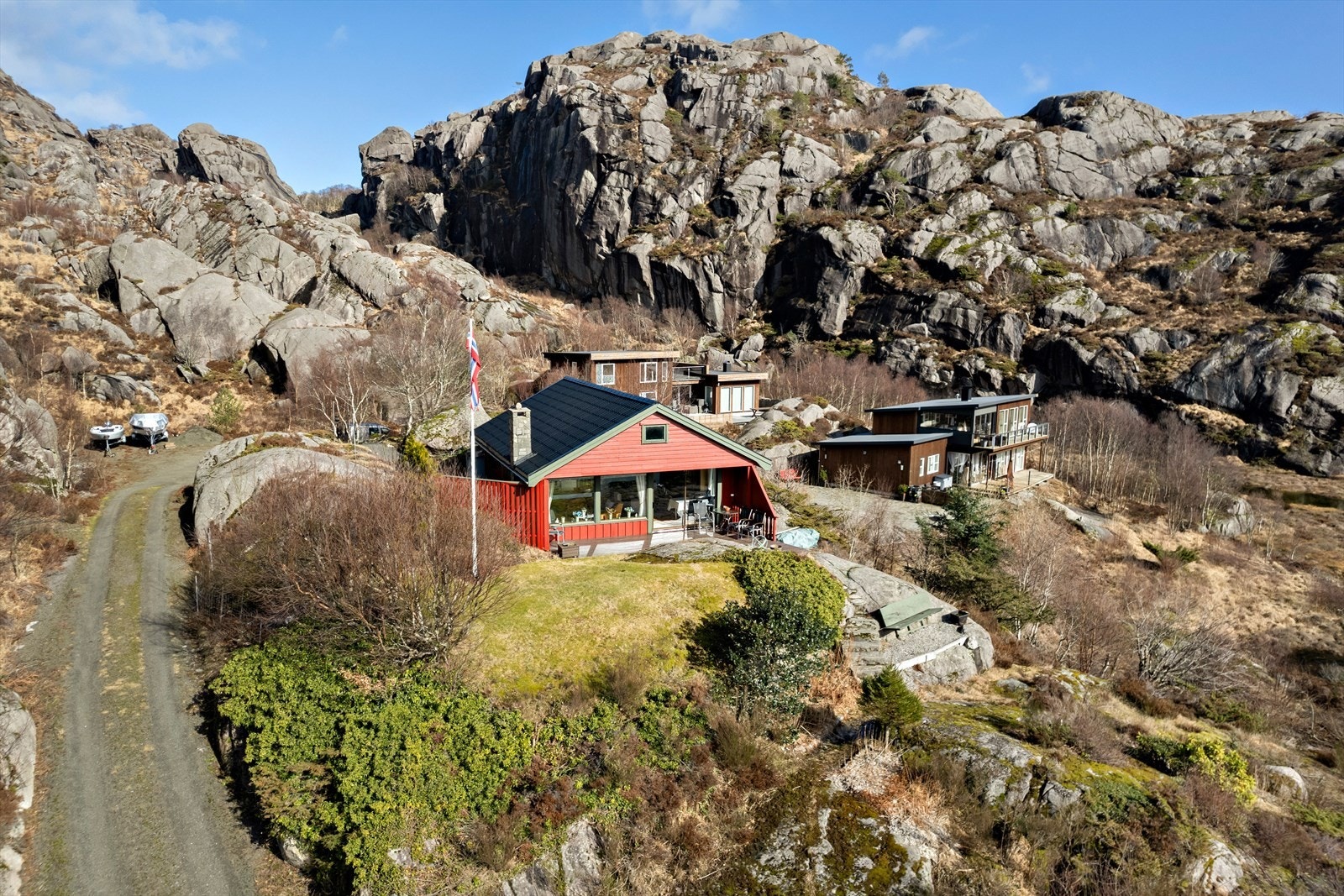 Kjørevei helt fram til hytta Galleribilde