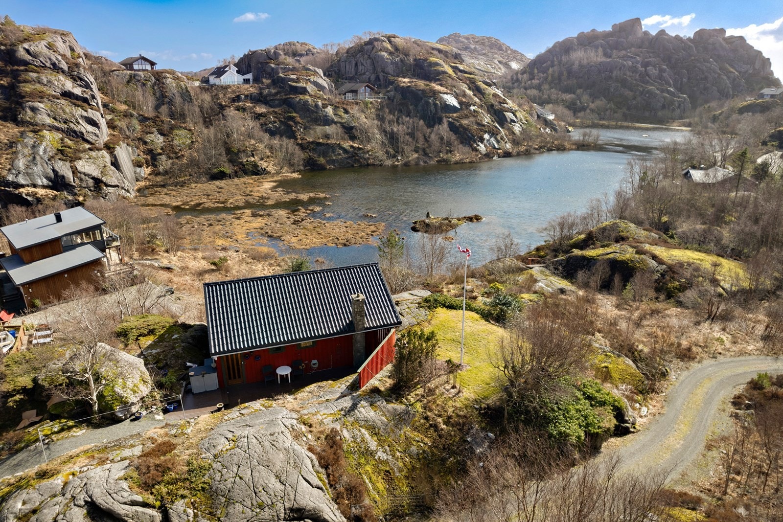 Idyllisk beliggende i et veletablert og trivelig hytteområde på Nesvåg. Galleribilde