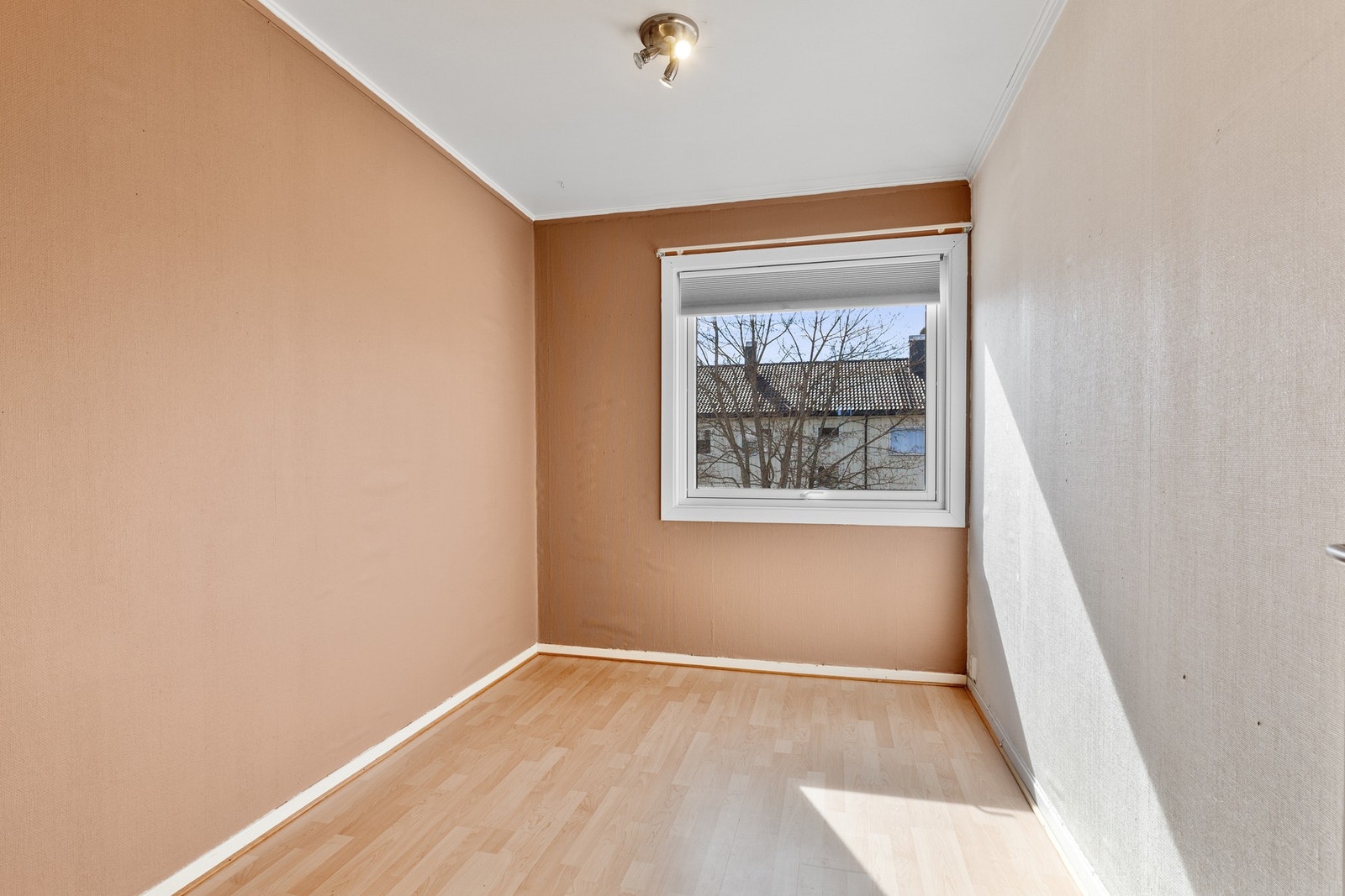 Soverom 1 er på 7,7m² med god plass til både seng og garderobeløsning. Galleribilde