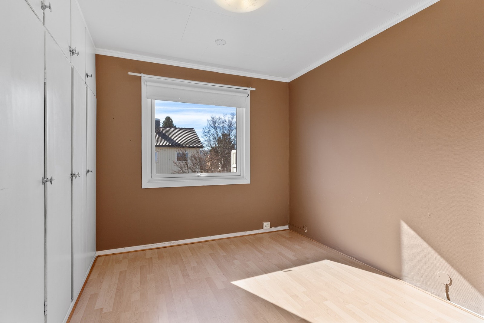 Soverom 2 er på 8,8m² med integrerte skap langs ene veggen. Galleribilde