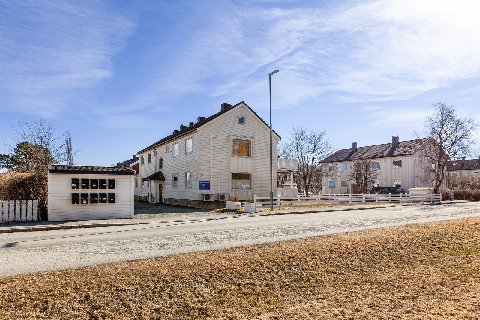 Boligen har en sentral, men samtidig rolig og tilbaketrukket, beliggenhet i en av Trondheims mest attraktive bydeler. Galleribilde