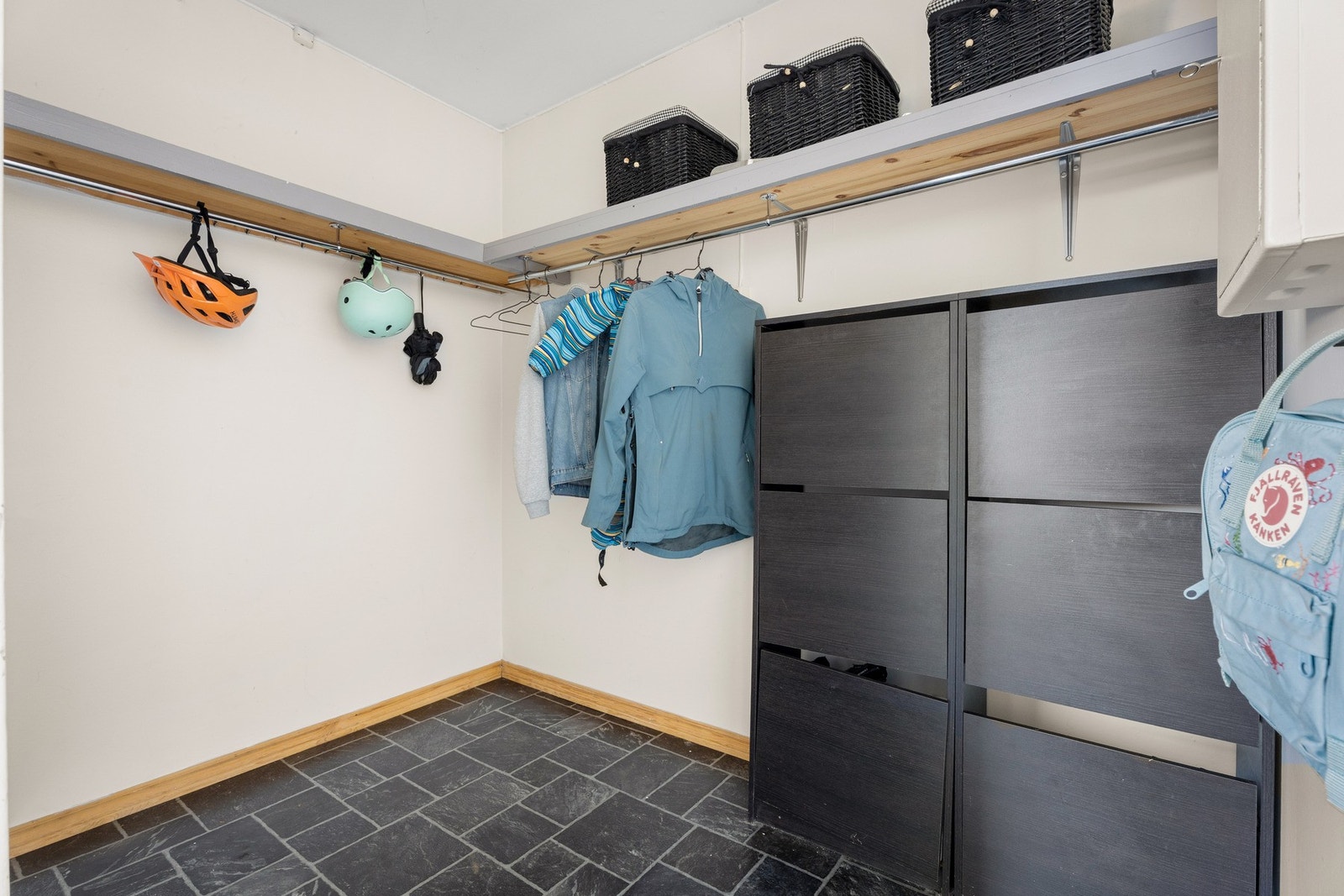 Bod/garderobe på 4 kvm rett ved entré. Galleribilde