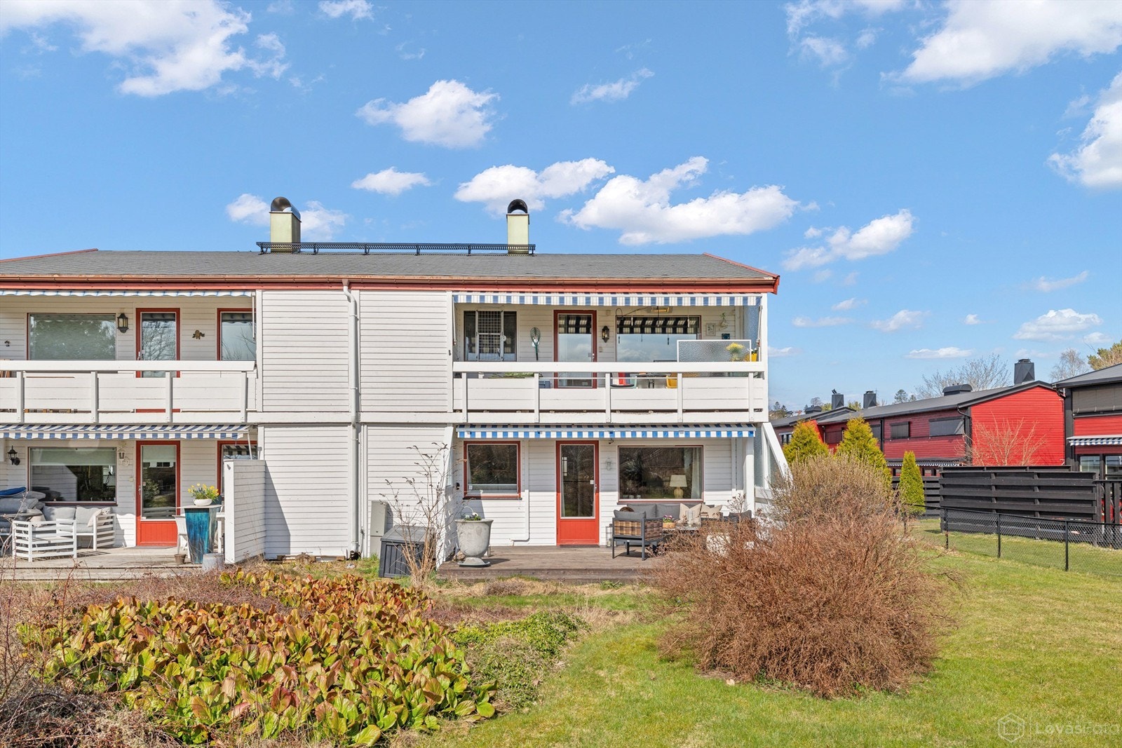Leiligheten ligger i første etasje med enkel og trappefri adkomst rett ut til hagen. Galleribilde