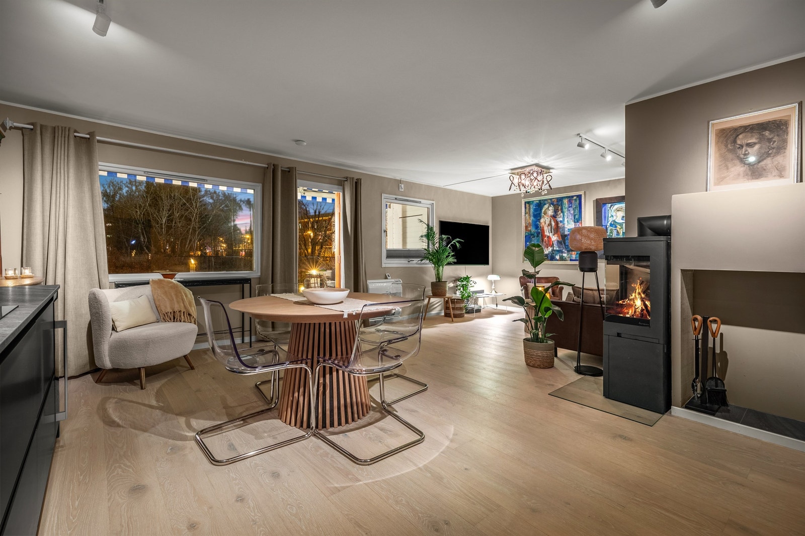 Stuen har god plass til både spise- og sofagruppe. Galleribilde