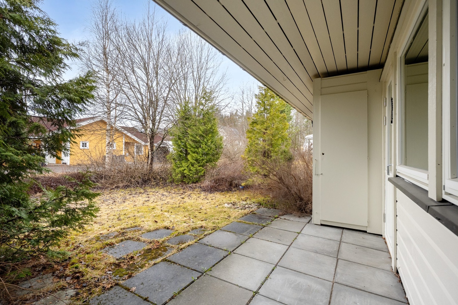 Fra stua har man tilgang til en steinlagt terrasse med overbygg. Galleribilde