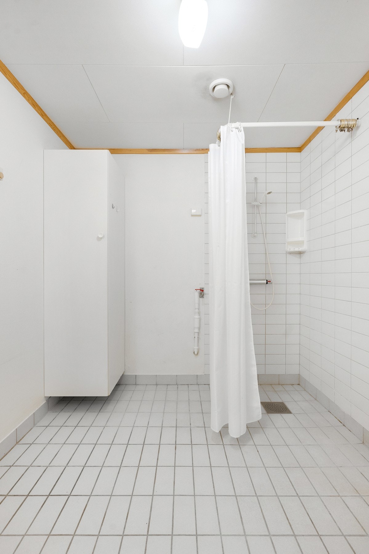 Dusjsone med flislagt vegg. Opplegg for vaskemaskin. Galleribilde
