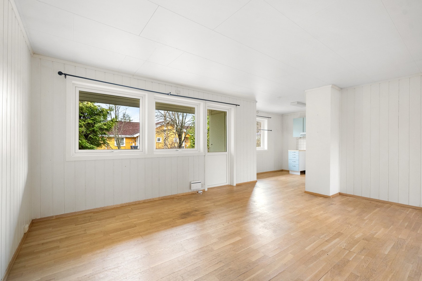 Stua har god plass til flere sitte-/sofagrupper. Galleribilde