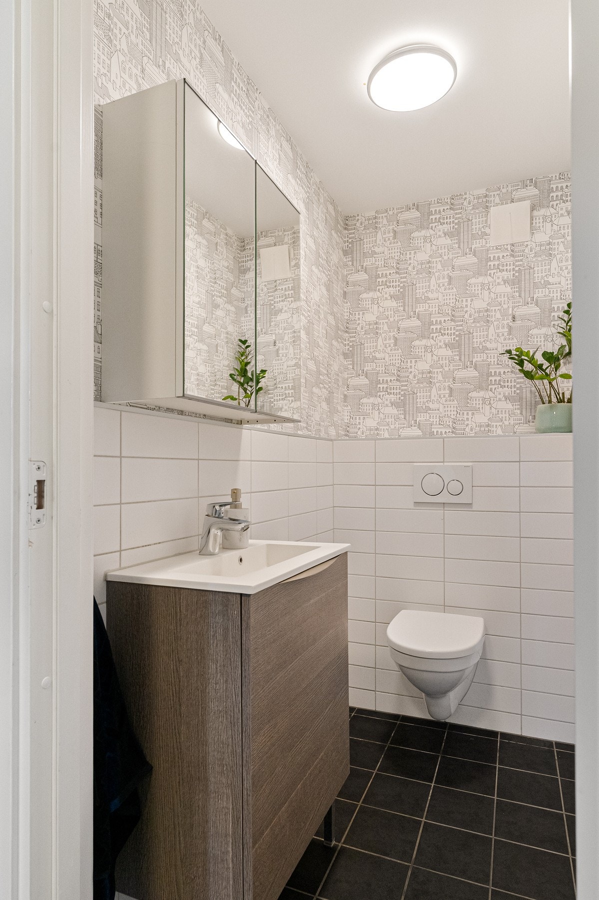 Tilliggende separat gjeste-wc, med egen servant, ligger mellom badet og vaskerommet. Galleribilde