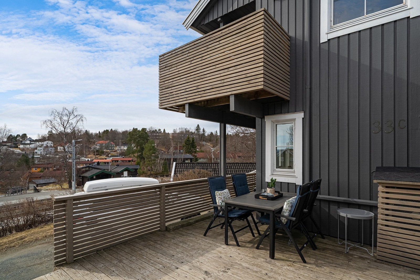 Solrik terrasse ved inngangspartiet. Galleribilde