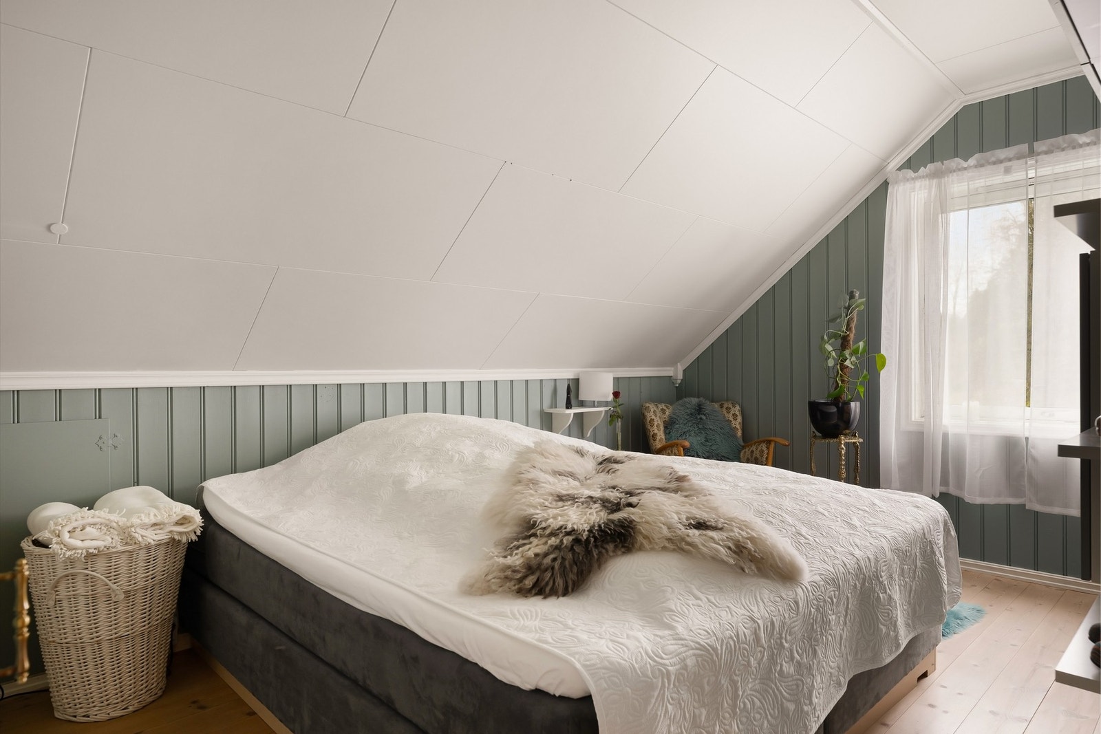 Hovedsoverommet er romslig og har god plass til dobbeltseng Galleribilde