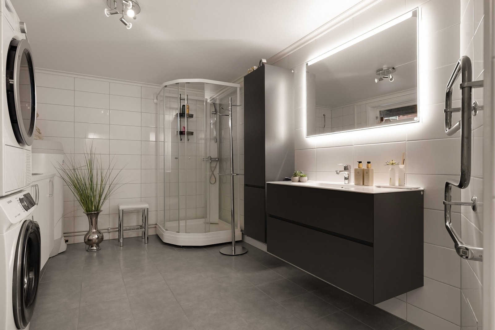 Badet i kjelleren ble pusset opp i 2020. Badet er av god størrelse Galleribilde