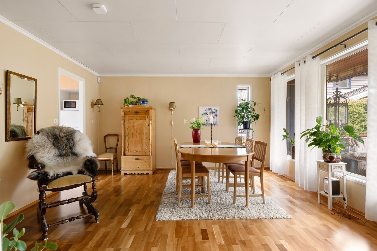 Store vindusflater som slipper inn rikelig med naturlig lys Galleribilde