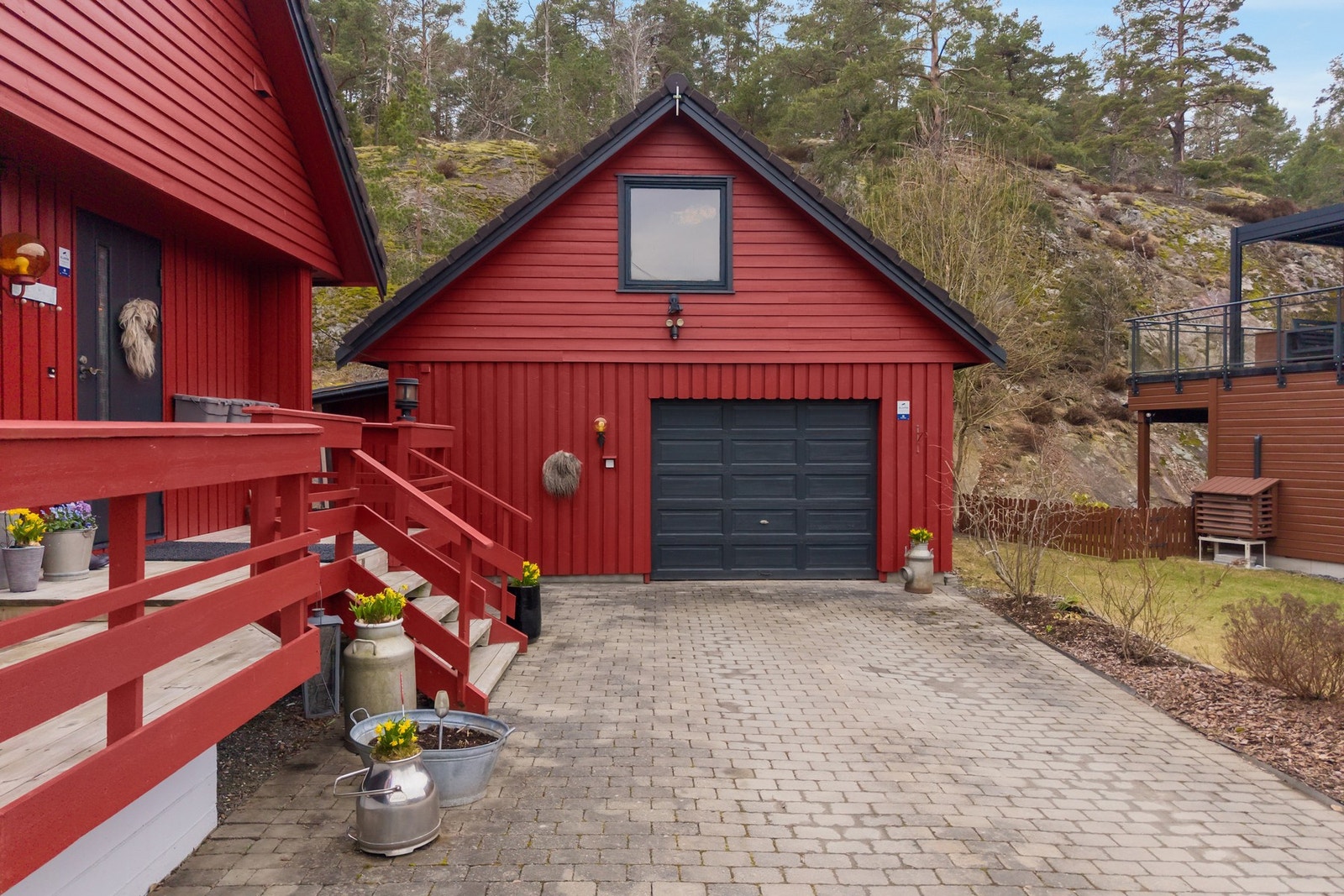 Hyggelig steinlagt gårdsplasser. Godt med biloppstillingsplass på gårdsplass og i garasje Galleribilde